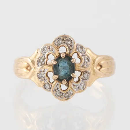 Ring med safir och diamanter, storlek 16 mm, bredd 1.4-11.8 mm, 18k. Vikt: 2,3 g
