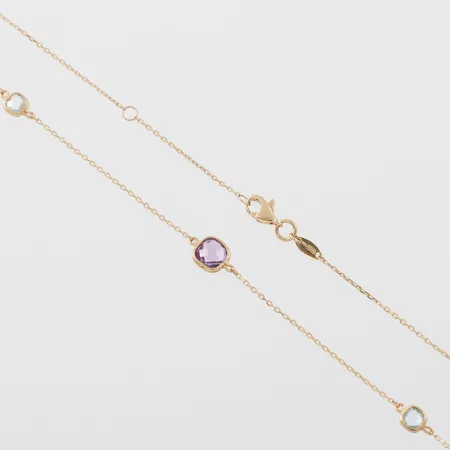 Collier med ametister, Guldfynd AB, längd 45 cm, bredd 0.9-7.2 mm, 18k. Vikt: 3,6 g