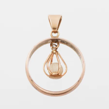 Hänge med gravyr, höjd med ögla 32 mm, 14k. Vikt: 5,5 g