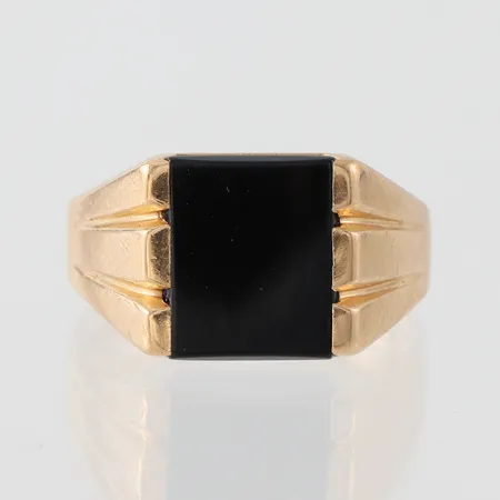 Klackring med onyx,Guldsmed Bengt Hallberg Köping, storlek 19 mm, bredd 3.8-12 mm, 18k. Vikt: 10,7 g