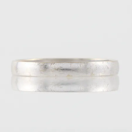 Ring vitguld, gravyr, storlek 20 ¼ mm, bredd 3 mm, 18k. Vikt: 2,9 g