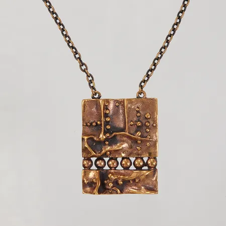 Halssmycke, 56cm, bredd 3,8mm, hängets mått 45x38mm, design Hannu Ikonen, Finland, Brons
