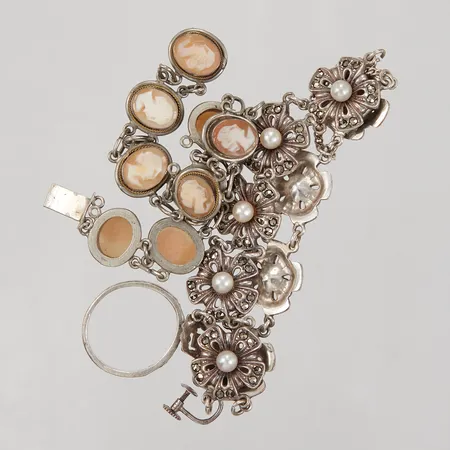 2 armband av, 1 udda örhänge, 1 ring skev, stenar saknas, silver. Bruttovikt: 43,1g Vikt: 0 g