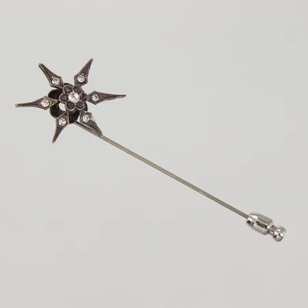 Brosch med vita stenar, längd 70mm, bredd 22mm, stämplad MMA, UPM, 925/1000 silver, nålstop ej silver Vikt: 2,1 g