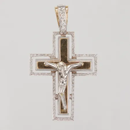 Hänge krucifix, diamanter 2x ca 0,10ct + 2x ca 0,08ct samt 81x ca 0,01ct varav 10st möjligen syntetiska diamanter, ca 42 x 71mm, vitguld med dekor av gulguld, 18K  Vikt: 40 g