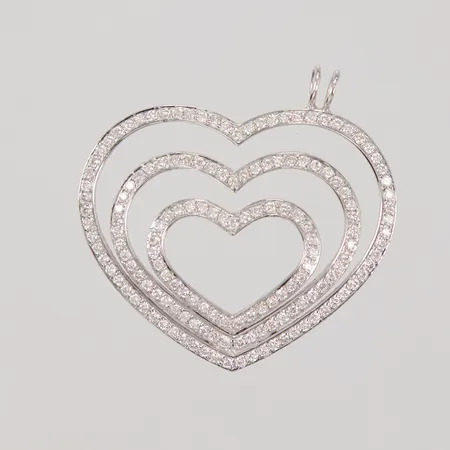 Hänge 3 hjärtan, diamanter 153x ca 0,01ct, Ø 42mm, vitguld, ostämplat 18K  Vikt: 16,8 g