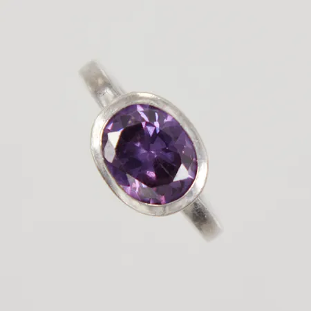 Ring med lila sten, stl: 19, GHA, 925/1000 silver Vikt: 9,5 g