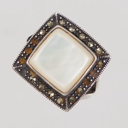 Ring med pärlemo och markasiter, 6 markasiter saknas, stl: 18, GHA, 925/1000 silver Vikt: 8 g
