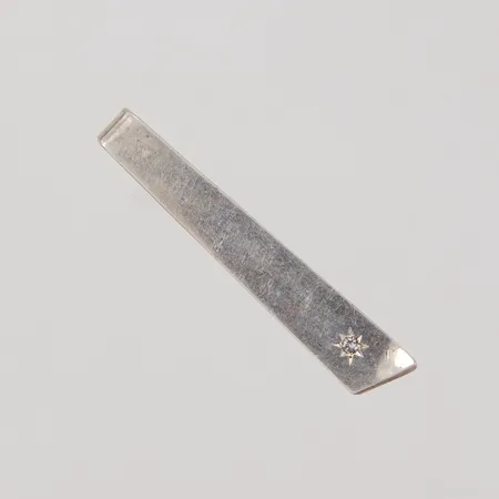 Slipsklämma med vit sten, 4,5cm, 830/1000 silver Vikt: 5,2 g