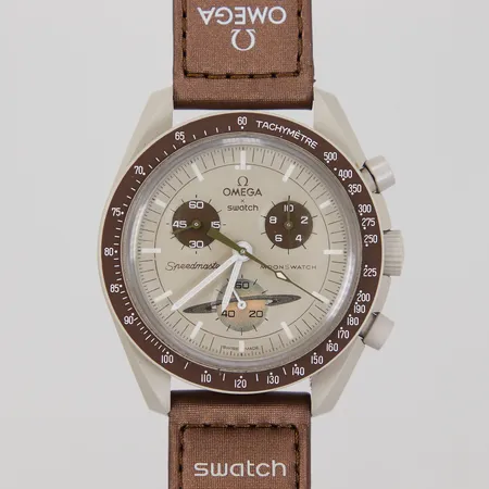 Armbandsur Swatch/Omega, MoonSwatch, Mission to Saturn, bioceramic, quartz, ca 42mm, kronograf, plexiglas, Velcro-band, manual, box, repigt glas, batteribyte krävs