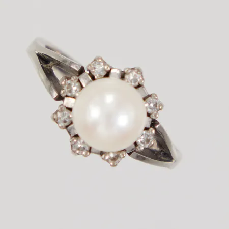 Ring stl 17, bredd 2-10mm, pärla, åttkantslipade diamanter 8x ca 0,02ct, gravyr, vitguld, 18K Vikt: 6 g