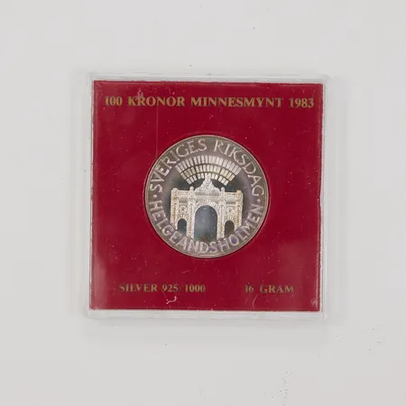 Minnesmynt, Ø32mm, Helgeandsholmen 1983, nominellt värde 100kr, i fodral, silver 925/1000 Vikt: 16 g