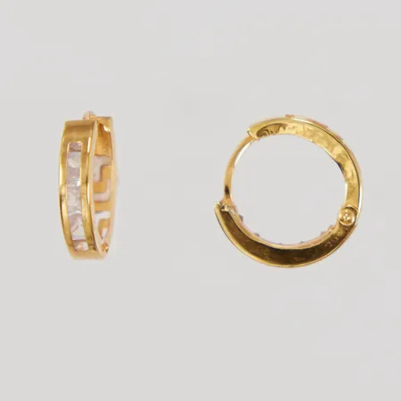 Ett par örhängen, creoler med vita stenar, Ø ca 10mm, bredd 2,7mm, 21K Vikt: 1,8 g