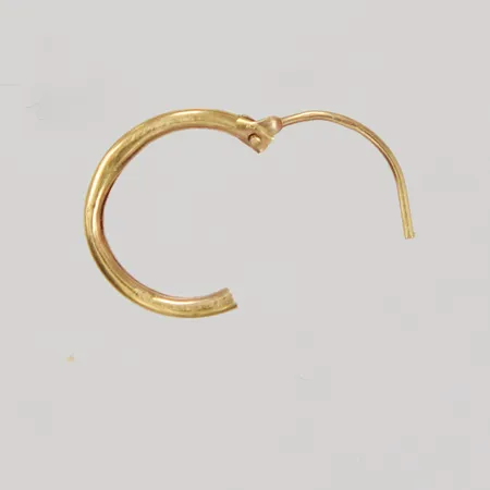 Ett udda örhänge, bredd ca 10mm, ihålig, buckla, 18K Vikt: 0,2 g
