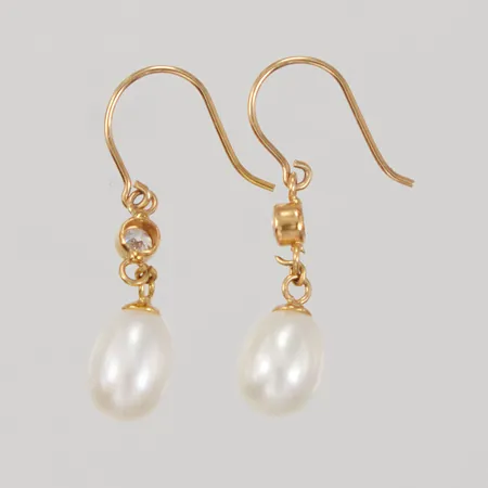 Ett par örhängen, ca 25mm, droppformade pärlor, vita stenar, 18K Vikt: 1,9 g