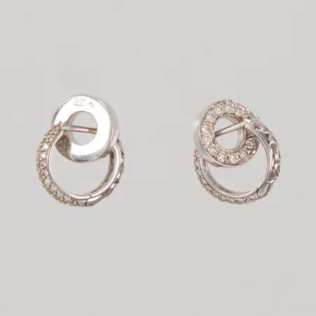 Ett par örhängen, längd 10-15mm, bredd 3-9mm, en del avtagbar, diamanter ca 92st x ca 0,005-0,015ct, vitguld, 18K Vikt: 4,4 g