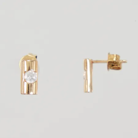 Ett par örhängen med vita stenar, 8mm, bredd 4,2mm, 18K Vikt: 0,9 g