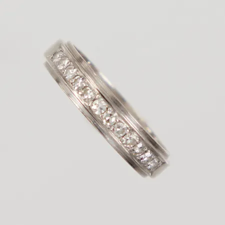 Ring stl 17½, bredd 4,3mm, åttkantslipade diamanter 12x ca 0,02ct, gravyr, vitguld, 18K Vikt: 5 g