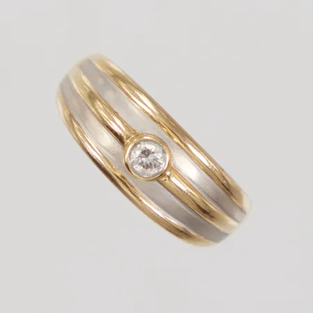 Ring stl 16½, bredd 2-7,3mm, diamant 1x ca 0,10ct, vitguldsdetaljer, 18K Vikt: 3,6 g