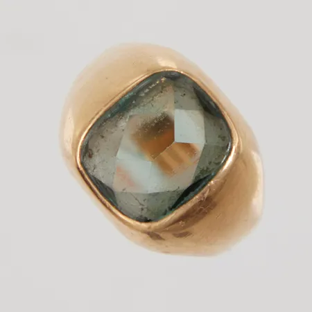 Klackring med grön sten, stl 19¾, bredd 3,3-15,4mm, smärre nagg och repor, 18K Vikt: 6,2 g