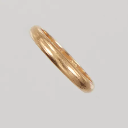 Ring, stl 18¼, bredd 3mm, gravyr, 18K Vikt: 3 g