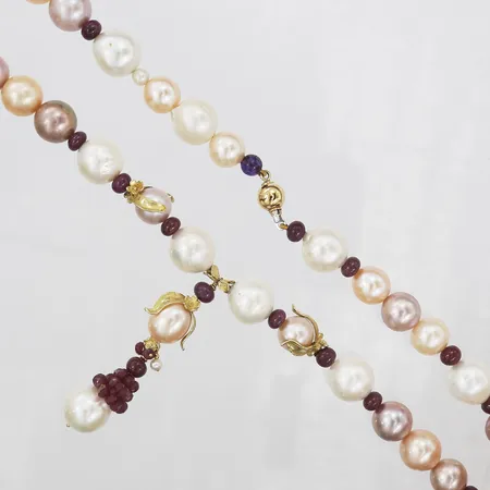 Collier med odlade sötvattenpärlor, rubiner samt en ametist, längd 48cm, höjd på hänge 60mm, bredd 4 -14mm, mellandelar samt lås i 18K guld Vikt: 90 g