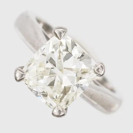 Ring med kuddslipad diamant 3,38ct, kvalitet Ca(M)/VVS2, vikt samt kvalitet enligt GIA certifikat, GIA6281568282, kopia på certifikat medföljer, stl: 15¼, platina, vikt: 9,7g Vikt: 9,7 g