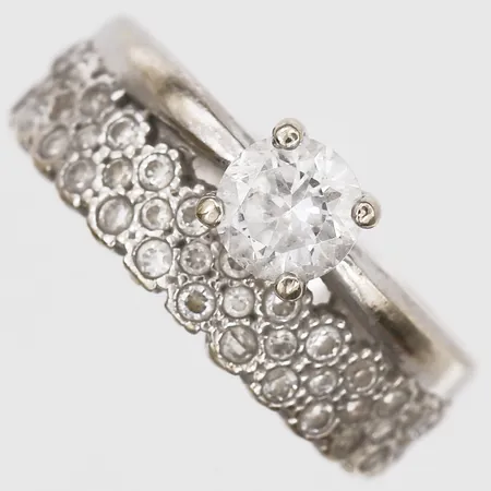 Ring med vita stenar, stl: 18, 14K vitguld Vikt: 4 g