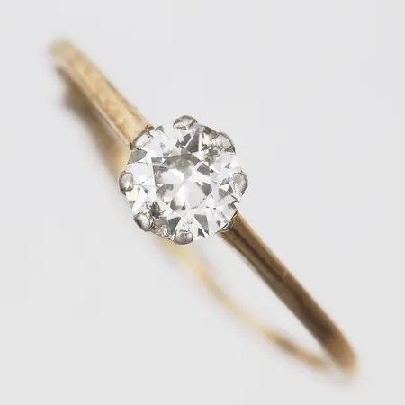 Ring med gammalslipad diamant, ca 0,45ct, kvalitet ca TW-W(G-H)/SI, stl: 16½, två slitna klor, samt sliten skena, 18K guld  Vikt: 1,1 g