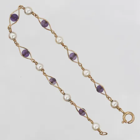 Armband med odlade saltvattenpärlor samt ametister, längd 18½cm, bredd 4mm, 18K guld Vikt: 3,9 g