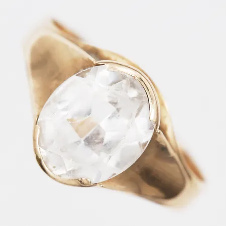 Ring med vit sten,  stl: 17, gravyr, 14K guld Vikt: 2 g