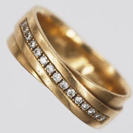 Ring med briljantslipade diamanter 15 x ca 0,01ct, totalt ca 0,15ct, kvalitet ca TCr(I)/VS, vikt samt kvalitet enligt gravyr, stl: 17¾, personlig gravyr, 18K guld  Vikt: 8,4 g