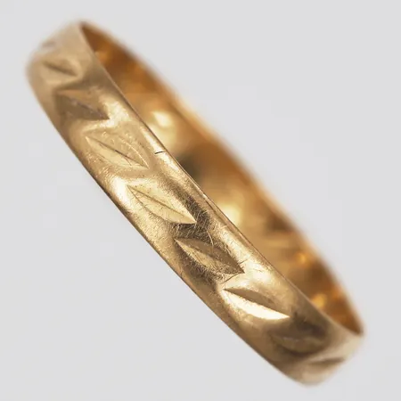 Ring med mönsterdekor, stl: 19¼, gravyr, 18K guld Vikt: 1,7 g