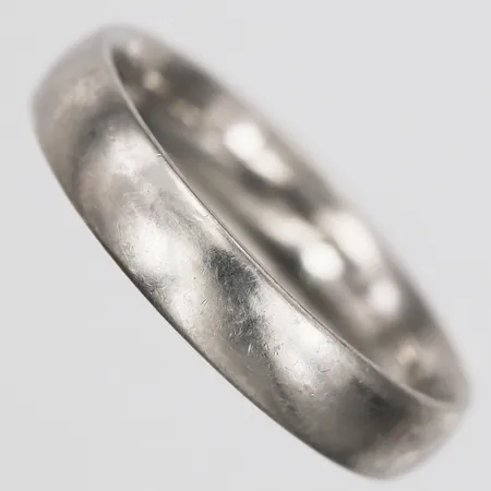 Ring, slät, stl: 18, bredd: 4 mm, bruksslitage, Platina 950/1000. Vikt: 7,1 g