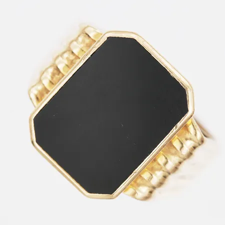 Klackring med onyx, Ceson Guldvaruaktiebolag, Göteborg år 1961, stl: 19¼, bredd: 5 - 17 mm, repor på sten, mindre ojämnheter på skena, 18K guld. Vikt: 5,5 g
