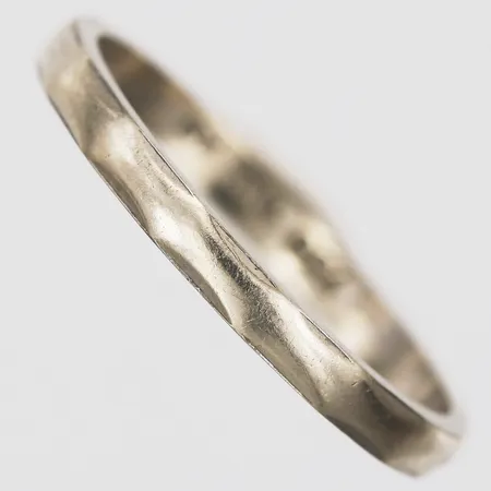 Ring, stl: 17, bredd: 2 mm, gravyr, 18K vitguld. Vikt: 1,8 g