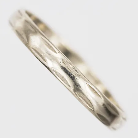 Ring, stl: 19½, bredd: 3 mm, gravyr, 18K vitguld. Vikt: 2,4 g