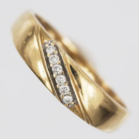 Ring med diamanter 6 x ca 0,01 ct, GHA, stl: 19, bredd: 2 - 5 mm, 18K guld. Vikt: 3,2 g