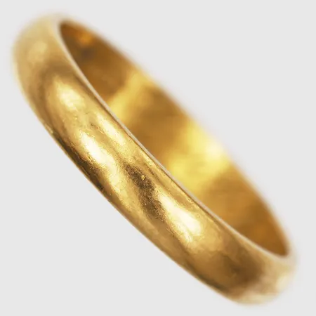 Ring, slät, stl: 17¾, bredd: 3,5 mm, gravyr, 23K guld. Vikt: 4,5 g