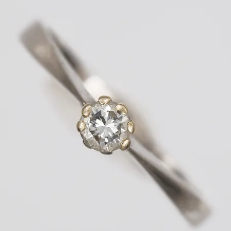 Ring med diamant 1 x ca 0,20ct enligt gravyr, stl: 17½, bredd: 2 - 4 mm, 18K vitguld. Vikt: 2,5 g