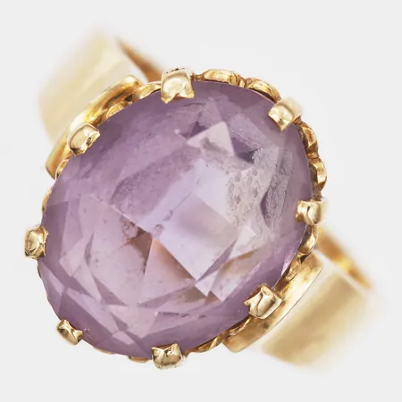 Ring med lila sten, Nyströms Guldverkstad, Sundbyberg är 1962, stl: 17, bredd: 3 - 15 mm, 18K guld. Vikt: 6,3 g