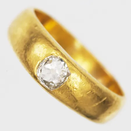 Ring med gammalslipad diamant ca 0,50ct, stl: 19, bredd: 5 - 7 mm, utvändiga stämplar, slitage, 23K guld. Vikt: 10,2 g