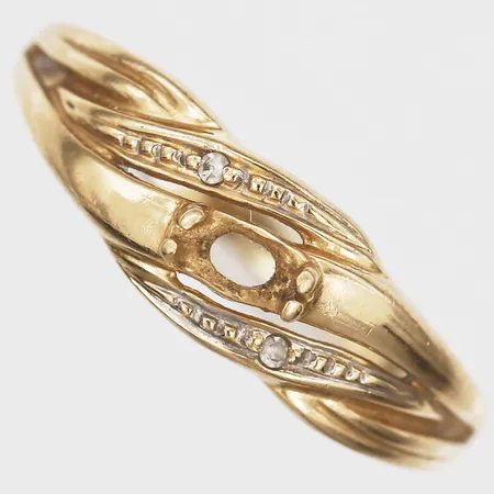 Ring med diamanter 2 x ca 0,005ct, GFAB, stl: 15¼, bredd: 1,5 - 6 mm, sten saknas, 18K guld. Vikt: 1,2 g