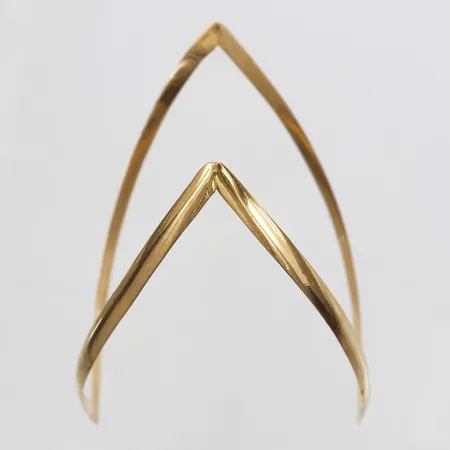 Armsmycke, innermått: 61 mm, bredd: 4 mm, bucklor, 18K guld. Vikt: 11,9 g