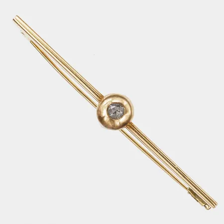 Brosch med rosensten, C. G. Hallbergs Guldsmedsaktiebolag, bredd: 61 mm, 2 - 8 mm, 18K guld.  Vikt: 4,9 g