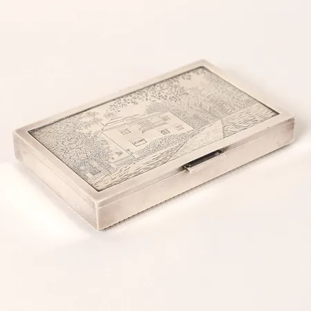Etui med snidad design samt stiliserad bård, formgivet av Sigvard Bernadotte för Georg Jensen, numrerat 825, bredd: 13,2 cm, höjd: 2,1 cm, djup: 8,2cm, invändig datumgravyr, 925/1000 silver. Vikt: 305,4 g