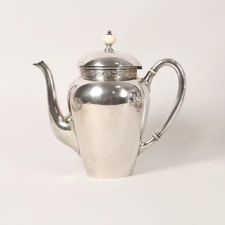 Kaffekanna, höjd: 22cm, bredd: 23 cm, C. G. Hallbergs Guldsmedsaktiebolag, Stockholm år 1920, silver. Vikt: 512,6 g