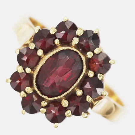 Ring med granater, stl: 16½, bredd2,5 - 14 mm, 18K guld. Vikt: 4 g