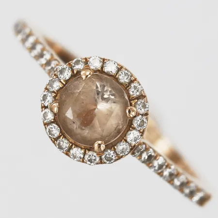 Ring med lätt färgad sten och diamanter 32 x ca 0,01ct, stl: 17, bredd: 1 - 8 mm, sten saknas, 18K guld.  Vikt: 2,6 g