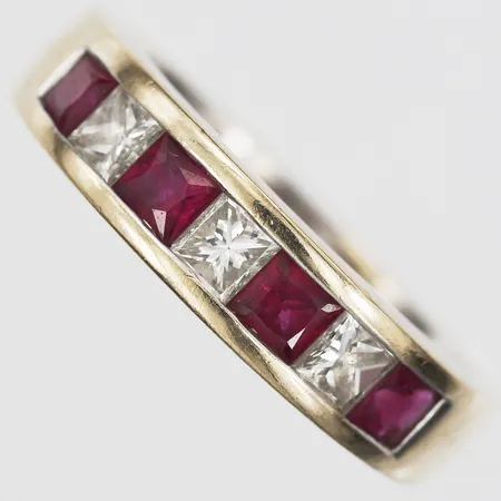 Ring med prinsesslipade diamanter 3 x ca 0,15ct samt prinsesslipade rubiner, stl: 18, behov av omrodiering, 18K vitguld Vikt: 6,3 g